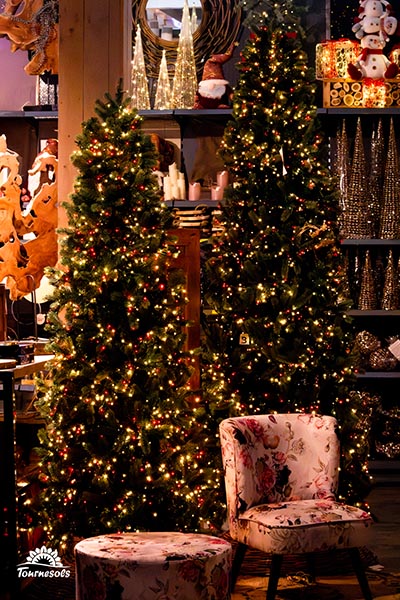 Sapins de Noël remplis de guirlandes dorées